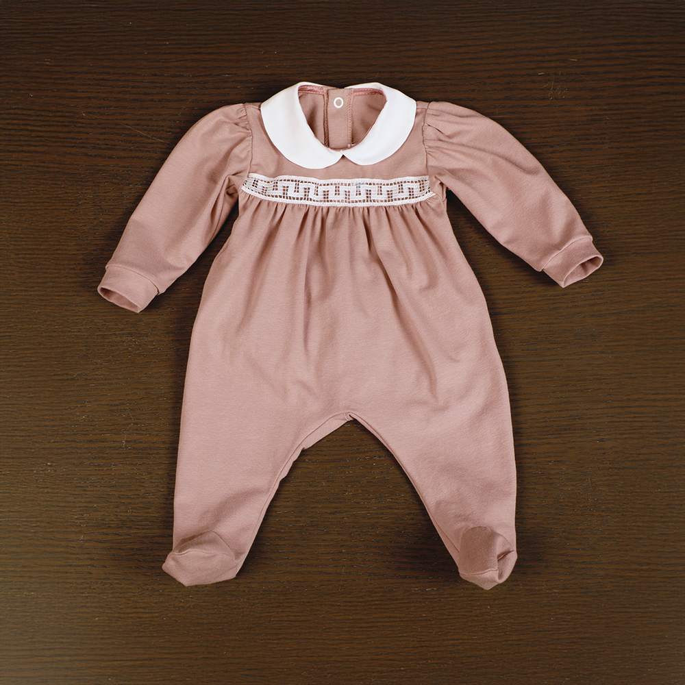 Tutina Rosa Antico con Colletto Bianco e Dettaglio in Pizzo